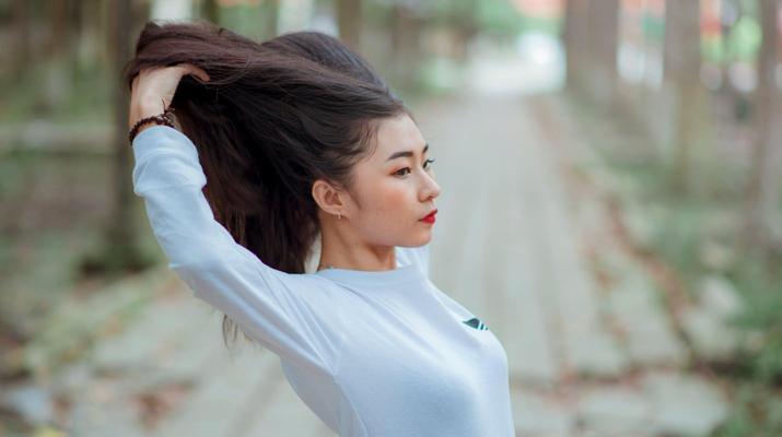 男朋友说不爱我了，挽留还是放手？（如何应对男友突然宣布不再爱你的消息？挽留还是放手决策指南）