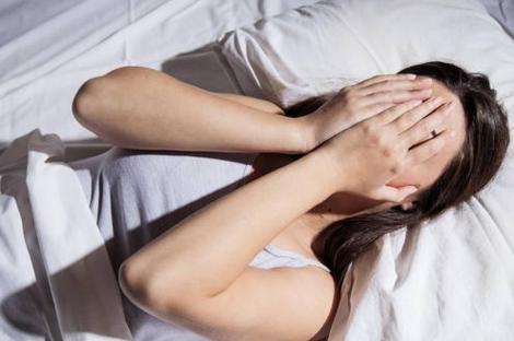 老公与前女友联系怎么办？（处理前女友关系，保持婚姻美满）-第2张图片-恋语空间