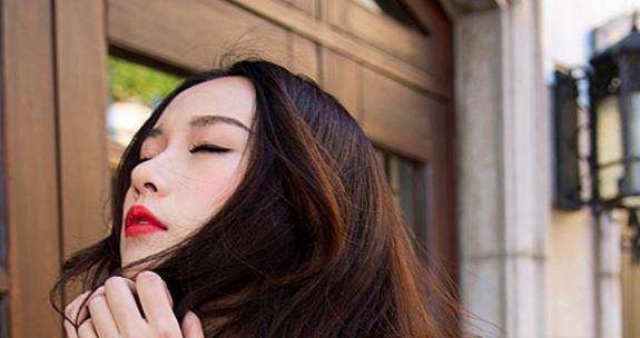 如何让被忽略的女孩重新爱上你（用行动证明你的爱意，让她再次感受到被珍惜的感觉）-第1张图片-恋语空间
