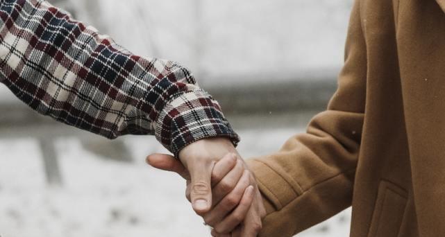 冷战后男友分手，如何挽回？（挽回分手男友的技巧与方法，让你重新赢得他的心）-第1张图片-恋语空间