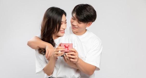 从小缺乏安全感的女生在恋爱中的挑战（探讨缺乏安全感女生在恋爱中的心理障碍，以及应对策略）-第1张图片-恋语空间