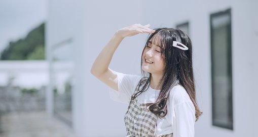 如何找话题避免冷场？（聊天技巧让你成为话题王）