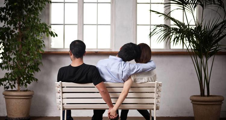 男朋友出轨后的挽回策略（重新建立信任，恢复感情和谐）-第3张图片-恋语空间