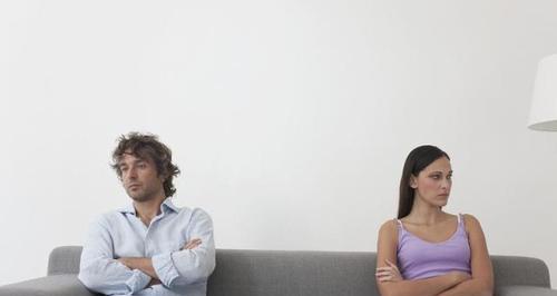 老公婚后出轨该不该原谅？（婚姻的信任与背叛、重新建立关系的艰辛）