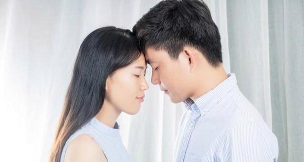 男生暗恋你？六个表现揭晓！（从这些细节中发现他的心意，不要错过爱情机会！）-第3张图片-恋语空间