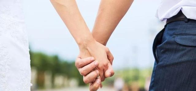 异地恋女友出轨后的挽回策略（如何重新赢得她的心？）-第1张图片-恋语空间