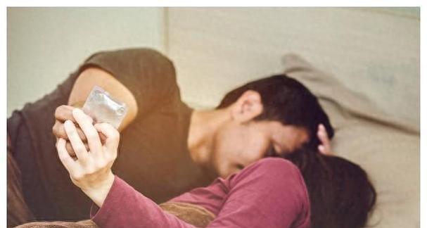 闺蜜和男友暧昧，如何挽回爱情？（情感危机如何化解，把握关键契机实现自我突破）-第1张图片-恋语空间