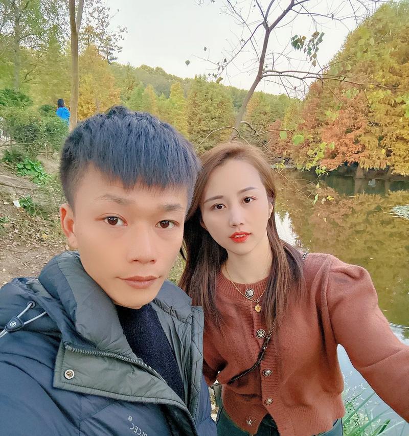 男生如何表现出对女生的在乎？（揭秘男生最真实的表达方式，让女生感受到温暖和爱意）