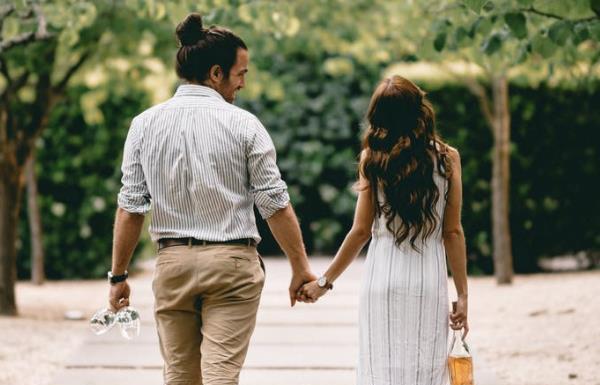 夫妻感情保鲜攻略，让爱情更加美好（15个方法让婚姻如花般绽放）-第2张图片-恋语空间