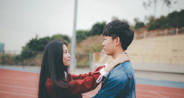 男生暗恋你的六个表现（如何发现男生对你的悄悄关注）-第2张图片-恋语空间