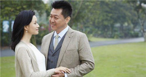 纠结男人婚外恋要不要离婚（手握婚姻金钥匙的女人，该放弃还是挽留？）-第3张图片-恋语空间
