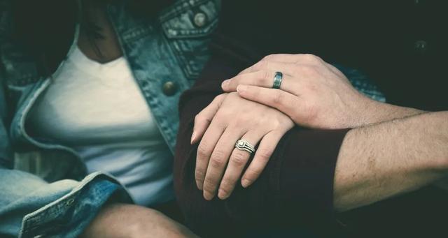45岁男人的婚外情处理方式（探究男人在婚姻中出轨的原因和解决办法）-第3张图片-恋语空间