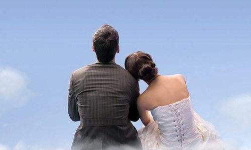 婚姻生活出现危机，女人如何挽回婚姻（女人必须学会的婚姻挽回技巧，重塑婚姻幸福生活）