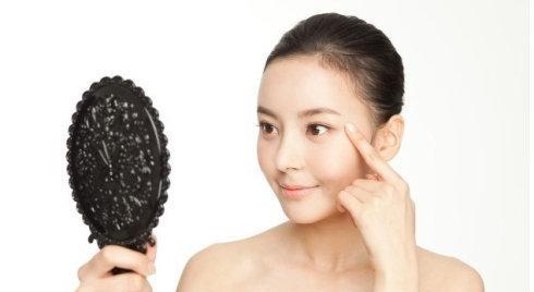 揭秘“装纯”的女生真面目（别让表象蒙蔽你的双眼，看清她们的真实本性）-第3张图片-恋语空间