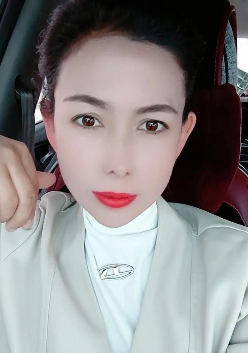 活成最霸气的女人，敢于突破枷锁的。（展现自信、独立、坚强与自我价值）-第3张图片-恋语空间
