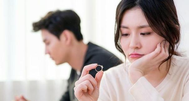 女人主动追求男人的情况探讨（从心理、社会角度解析女性主动追求男性的原因和情况）-第2张图片-恋语空间
