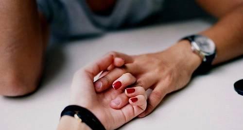 男人无法忘记前女友的表现（探究男人心中难以磨灭的过往情感）