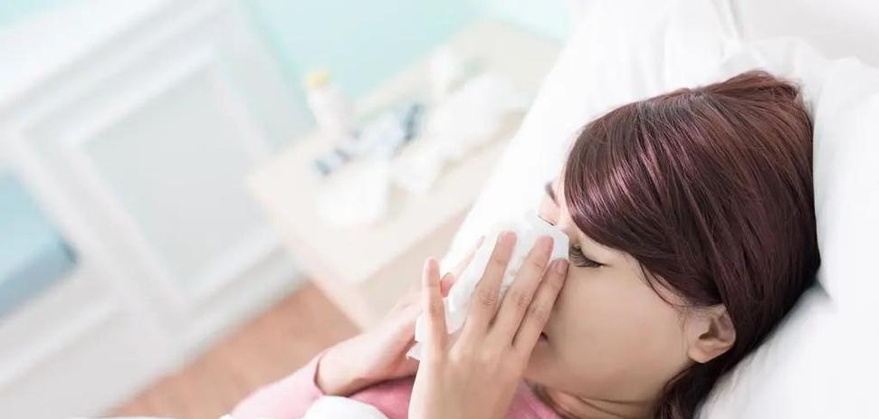 男女肢体语言中有好感的表现（揭秘男女肢体语言中的情感暗示）-第1张图片-恋语空间