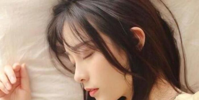 认识女生时，如何识别她们不愿意和你聊天的表现，并及时采取措施避免尴尬局面？-第1张图片-恋语空间